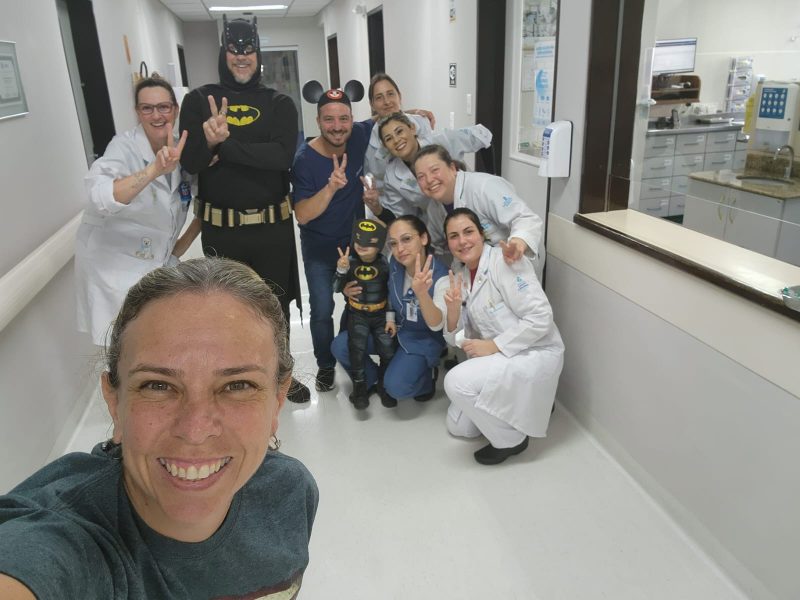 Equipe multidisciplinar do HSC comemora as vit&oacute;rias de Tutu com fantasias&nbsp;– Foto: Acervo pessoal/Divulga&ccedil;&atilde;o