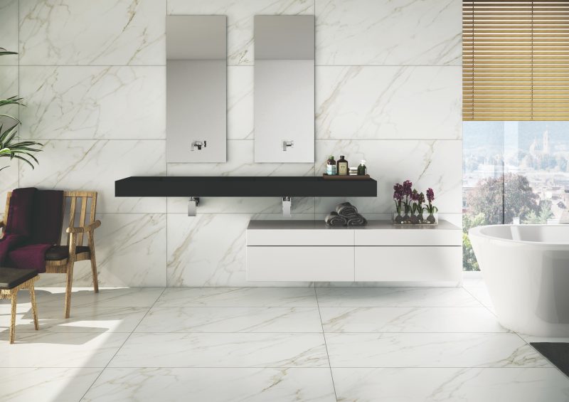 Azulejos de metr&ocirc; brancos ou porcelanatos com padr&otilde;es geom&eacute;tricos s&atilde;o op&ccedil;&otilde;es. – Foto: Profatto/Divulga&ccedil;&atilde;o