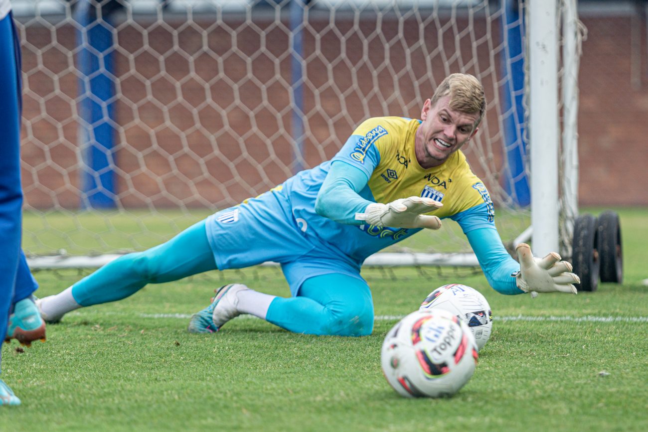 Dougls está de sáida do Leão