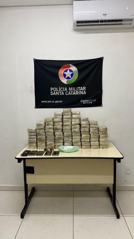 Caso aconteceu na tarde desta quarta-feira (10), em Blumenau; droga foi encontrada durante abordagem policial em dois carros suspeitos 