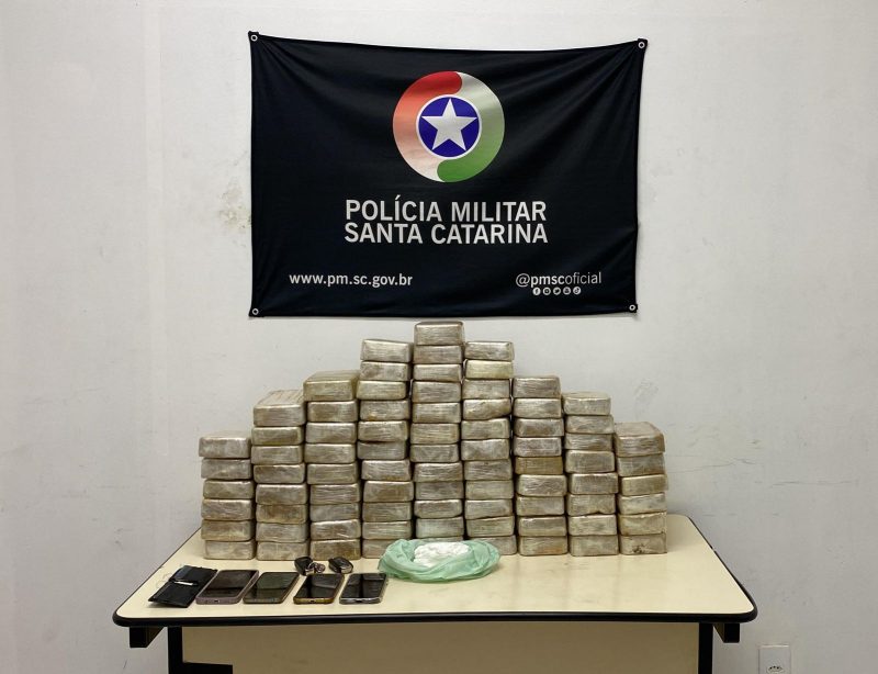 Caso aconteceu na tarde desta quarta-feira (10), em Blumenau; droga foi encontrada durante abordagem policial em dois carros suspeitos 