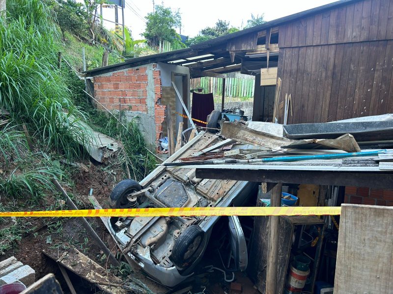 Uma das casa ficou com a cozinha completamente destru&iacute;da – Foto: Greici Siezemel/ND