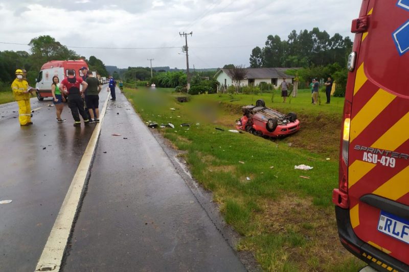 Fiat Palio capotou ap&oacute;s o acidente – Foto: Biluka/JMais