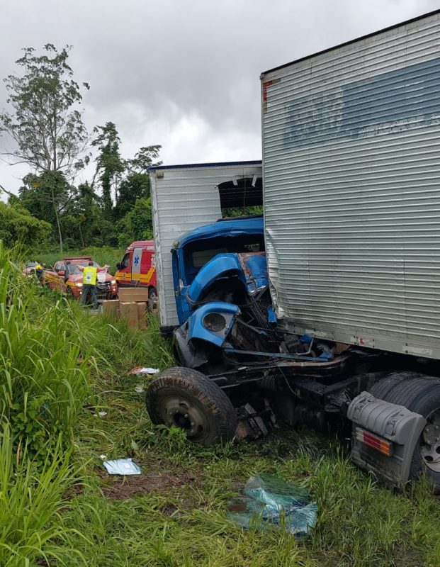 Motorista de um dos caminh&otilde;es teve ferimentos grave – Foto: Divulga&ccedil;&atilde;o/Reprodu&ccedil;&atilde;o/ND