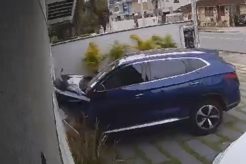 Clínica teve sala destruída por carro 