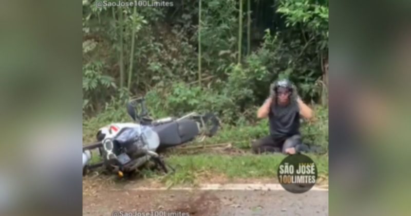 imagem mostra motociclista no chão após sofrer queda