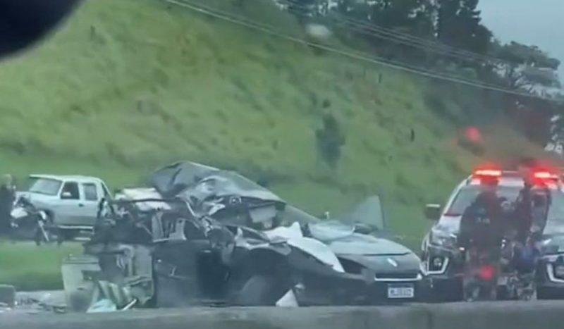 Acidente resultou na morte das duas pessoas que estavam no carro – Foto: Ricardo Pastrana/Reprodu&ccedil;&atilde;o/ND