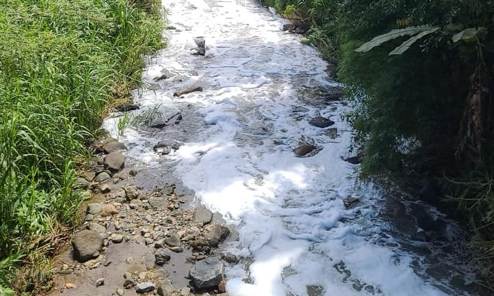 Espuma já chegou no Rio Cubatão Norte – Foto: Prefeitura de Joinville