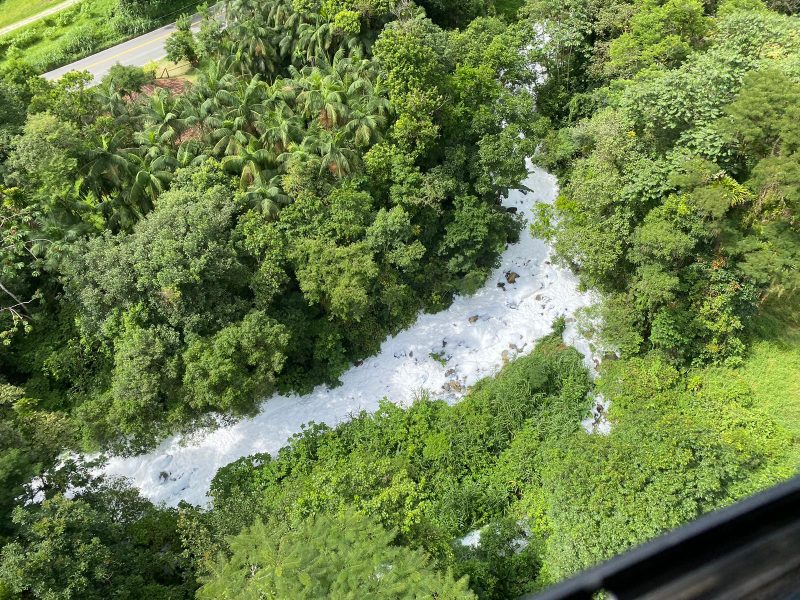 Acidente na SC-418, a Serra Dona Francisca, derramou acido sulfônico em rio da região