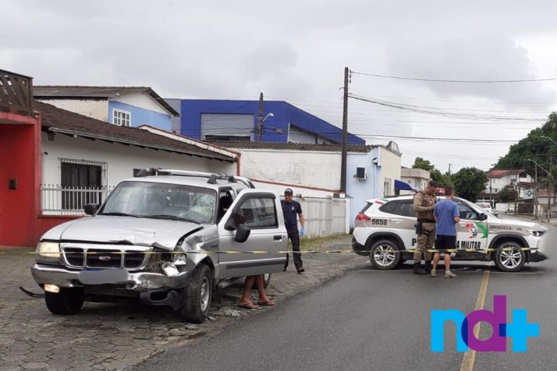 Caminhonete tamb&eacute;m se envolveu na batida – Foto: Gladionor Ramos/NDTV