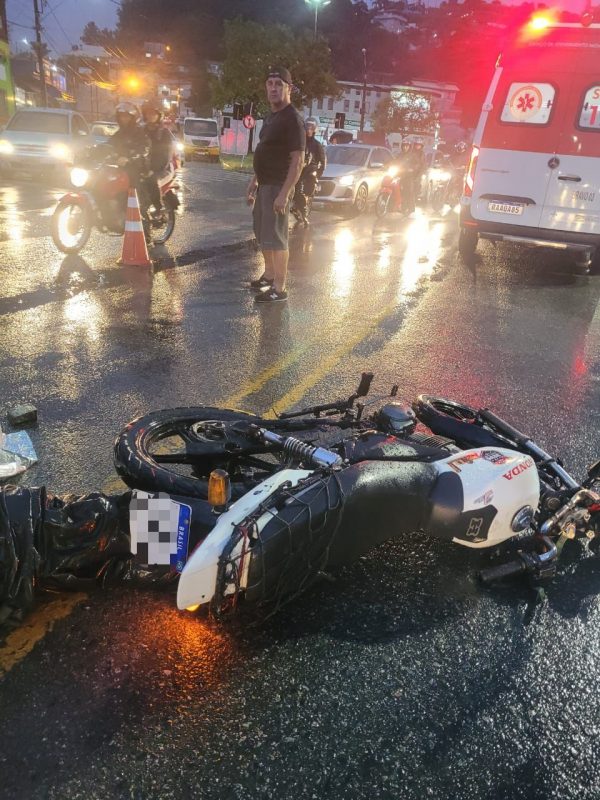 Motociclista teria se desequilibrado e caído embaixo de ônibus &#8211; Foto: Polícia Militar/Reprodução