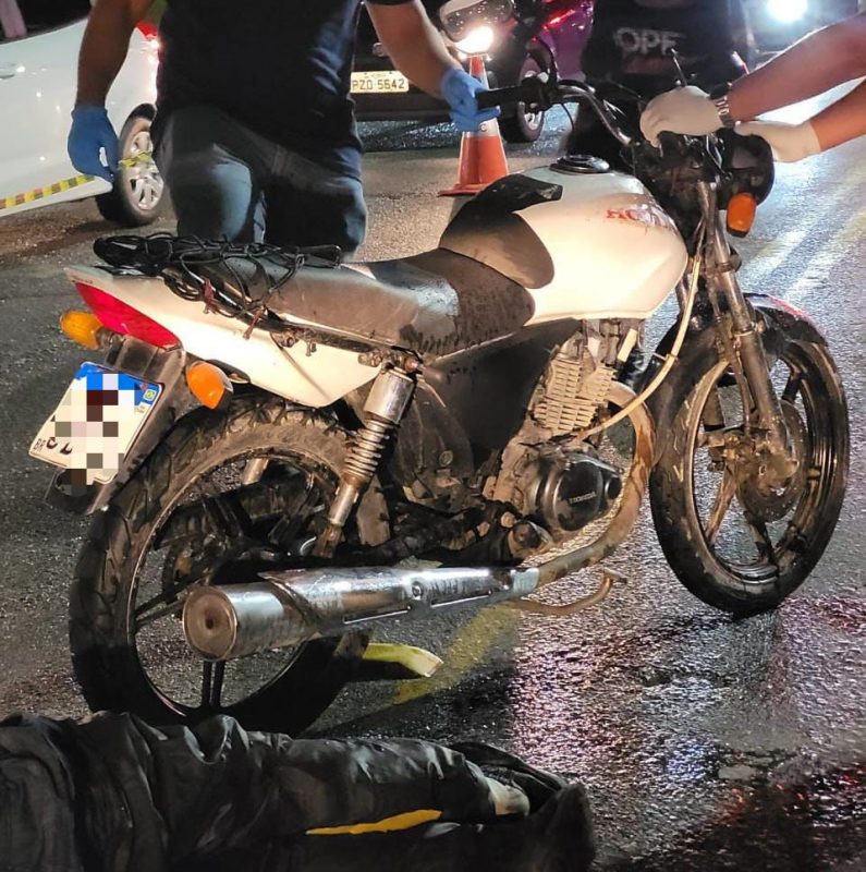 Imagem mostra moto em que motociclista morreu após ser atropelado por ônibus em Camboriú
