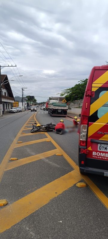 Motociclista tem perna ‘esmagada’ por carreta ap&oacute;s colis&atilde;o no Centro de Ilhota&nbsp; – Foto: Bombeiros Volunt&aacute;rios/Reprodu&ccedil;&atilde;o ND