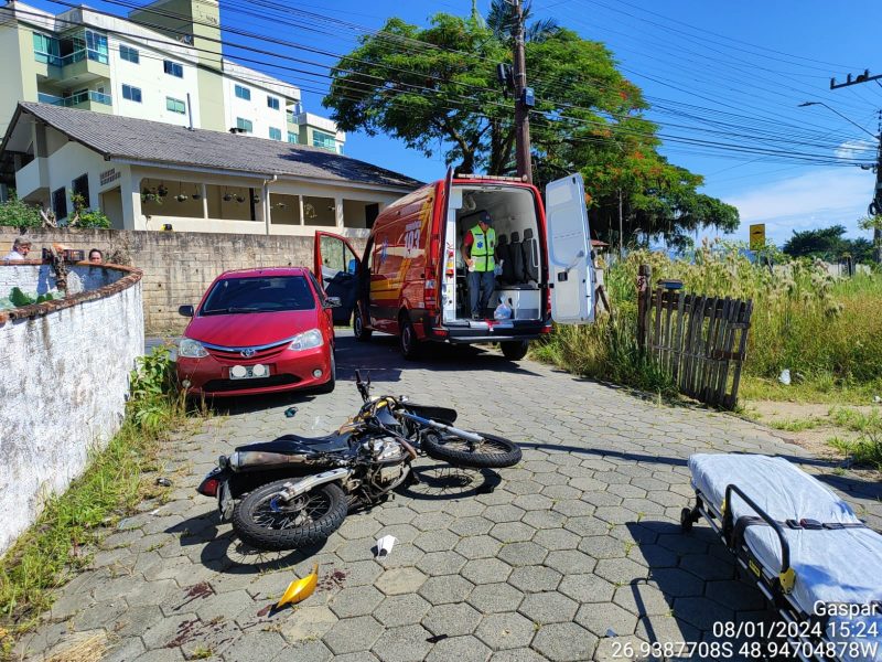 Acidente aconteceu na tarde desta segunda-feira (9), no bairro Santa Terezinha; equipe do Arcanjo-03 foi acionada para ajudar no socorro ao motociclista 