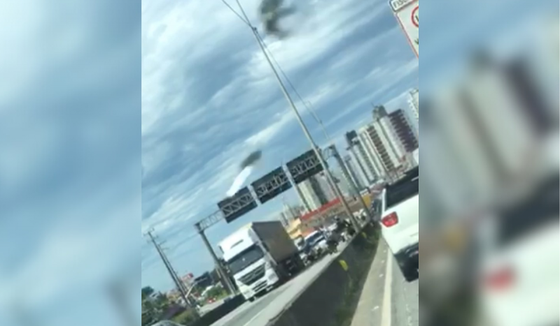 Colisão - Na foto, veículos aparecem em trânsito congestionado