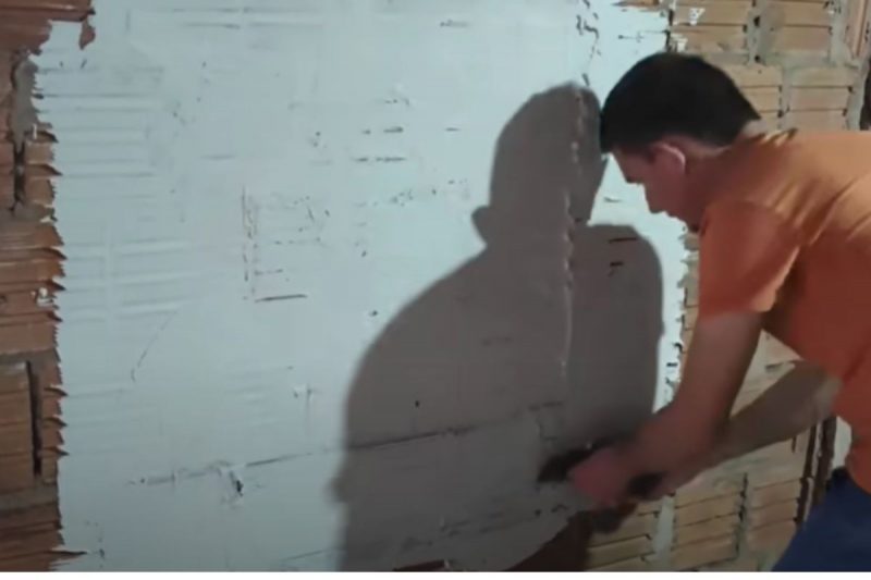 Pedreiro ensina a t&eacute;cnica – Foto: Reprodu&ccedil;&atilde;o/Redes Sociais