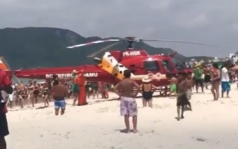 Frame de vídeo em que bombeiros resgatam, de helicóptero, argentino de afogamento na Praia dos Ingleses, em Florianópolis