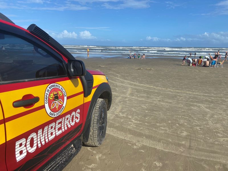 As duas v&iacute;timas se afogaram na Praia do Pescador, em Balne&aacute;rio Arroio do Silva – Foto: Divulga&ccedil;&atilde;o/CBMSC/ND