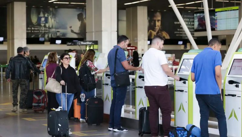 Foto mostra pessoas em um aeroporto. Voa Brasil terá passagens aéreas a R$ 200 para aposentados e estudantes