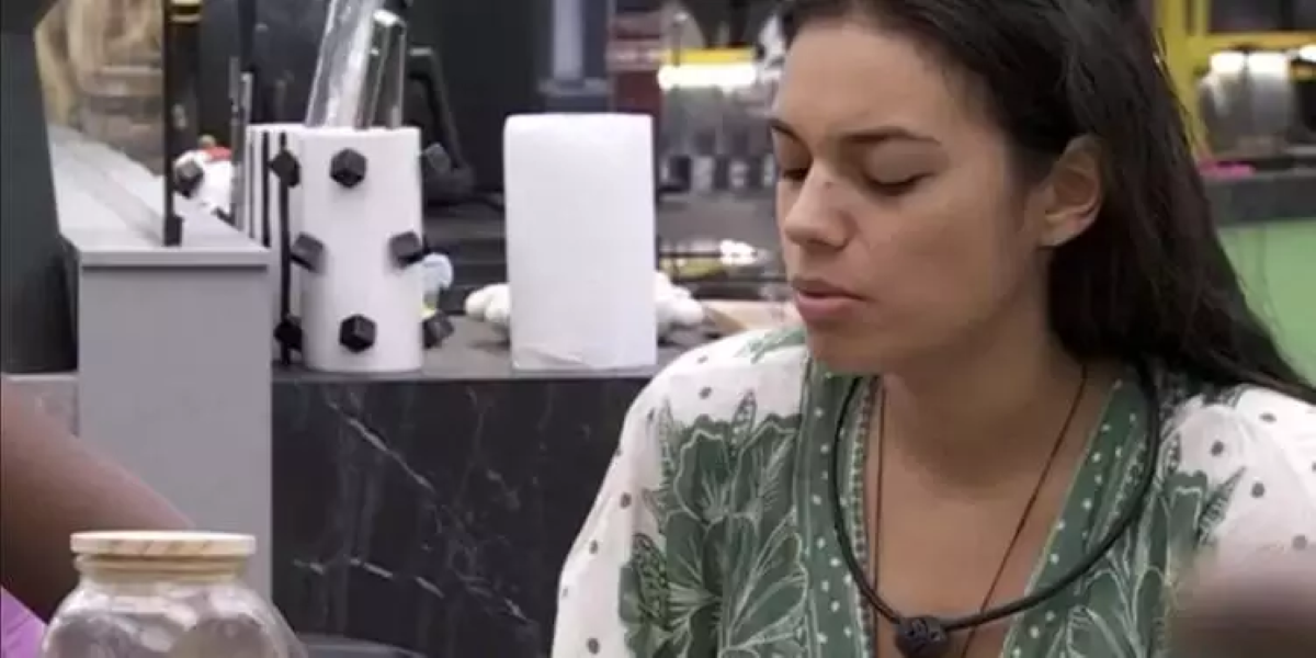 Na foto aparece a participante do BBB 24, Alane indignada por ter que fazer a limpeza do cocô encontrado no chão do banheiro da casa.