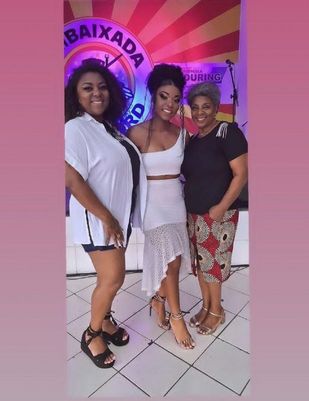 Alanis com a avó Joana e a mãe Flávia, família toda Copa Lord nos preparativos para o Carnaval 2024