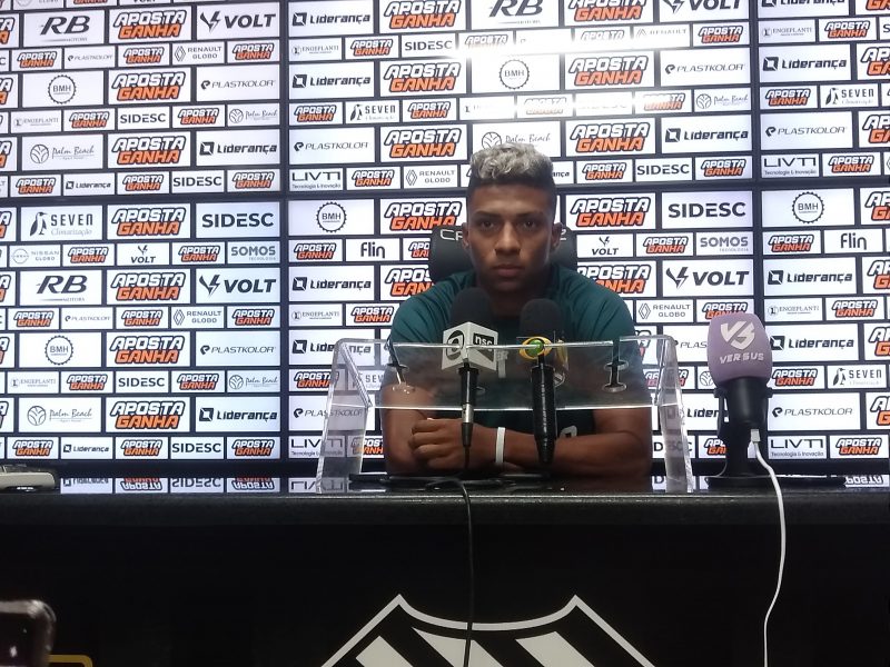 Atacante do Figueirense concedendo entrevista coletiva