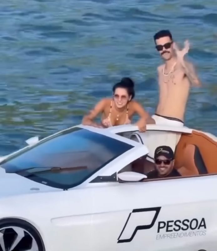 Na imagem, Ana Castela e Luan Pereira em carro lancha de Porto Belo