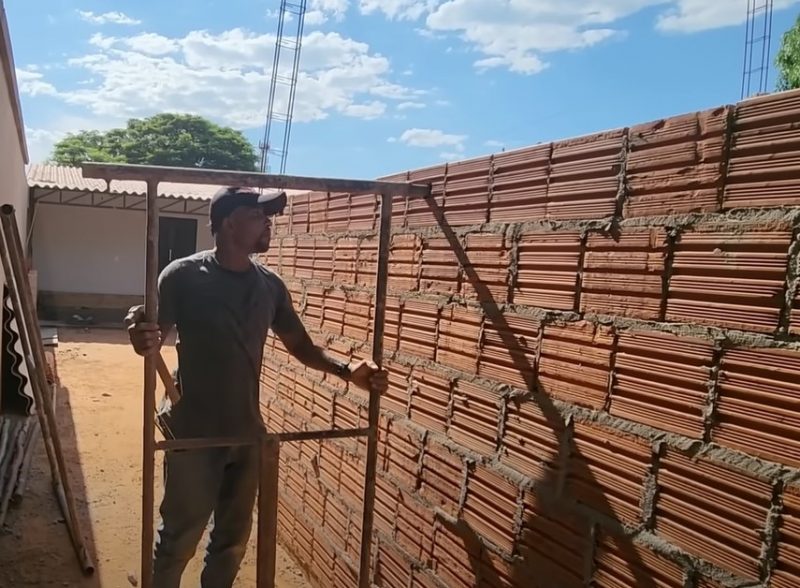 Otimiza&ccedil;&atilde;o do espa&ccedil;o para erguer uma parede n&atilde;o foi empecilho para o pedreiro ‘sabich&atilde;o’ – Foto: Redes Sociais/Divulga&ccedil;&atilde;o/ND