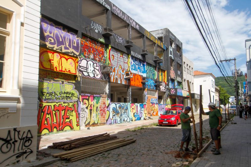 O cercamento e a instala&ccedil;&atilde;o dos port&otilde;es de acesso ao antigo pr&eacute;dio do Procon devem consumir toda a primeira semana de obras – Foto: Leo Munhoz/ND