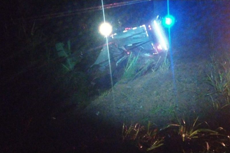 Caminhão caído em uma ribanceira de 20 metros na BR-280