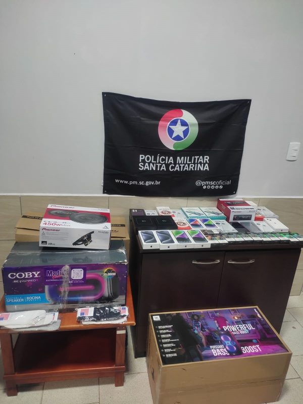 Carro tinha mercadoria contrabandeada 