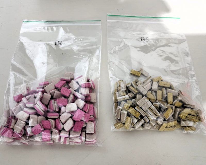 Mulher, de 22 anos, conduzia o carro que transportava as drogas – Foto: Divulga&ccedil;&atilde;o/PRF/ND