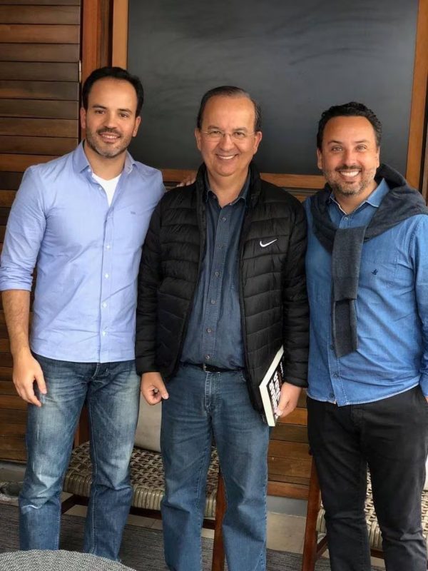 Jorginho Mello entre os filhos Filipe e Bruno, aguardará decisão do TJSC para dar posse ao filho - Foto: Arquivo Pessoal/ND