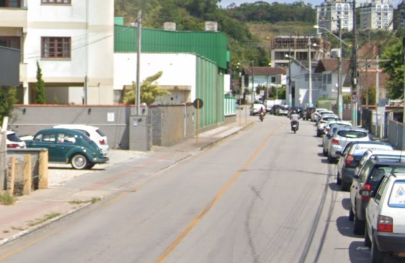 Fato aconteceu no bairro Santa Cruz. Ladrão que 'entrava e saía' várias vezes da conveniência, terminou na delegacia nesta quinta-feira (25) após o assalto e não conseguiu levar dinheiro do caixa - Foto: Google Street View/Divulgação/ND