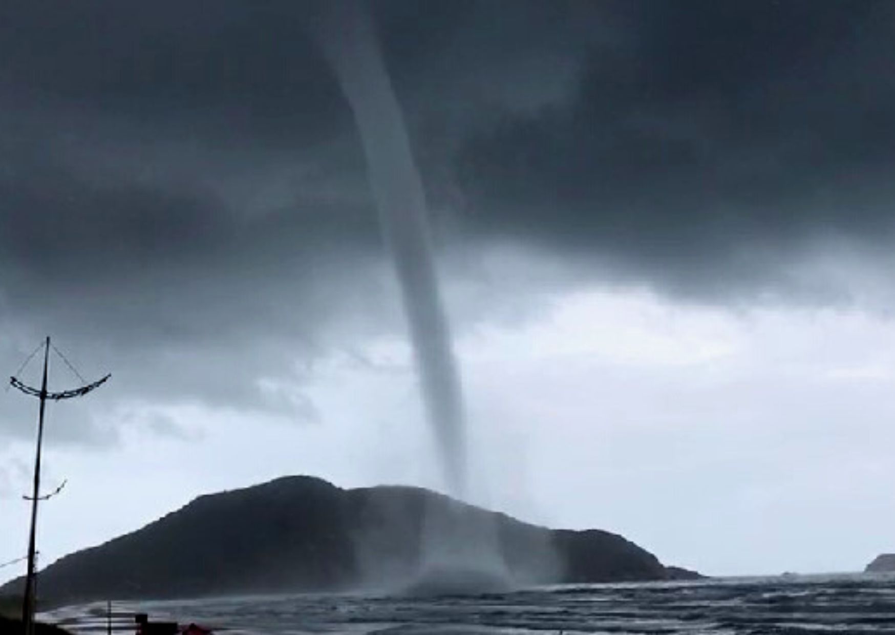 ‘Assustadora’: entenda o que é tromba d’água que tirou o folego dos moradores de Florianópolis