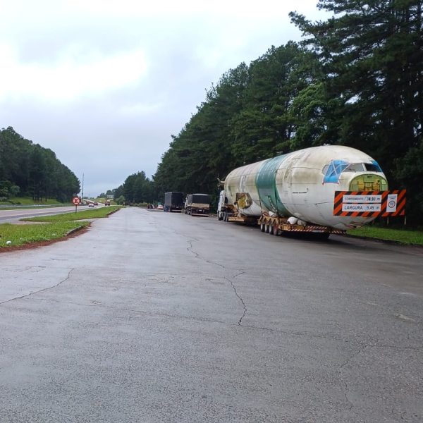 Avião que estava sendo transportada do Paraná para Santa Catarina 