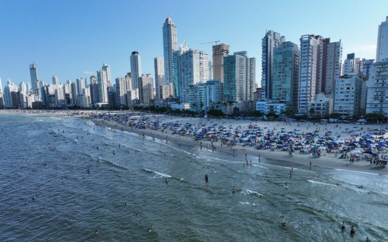 Praia Central de Balneário Camboriú lotada de turistas durante o período da tarde