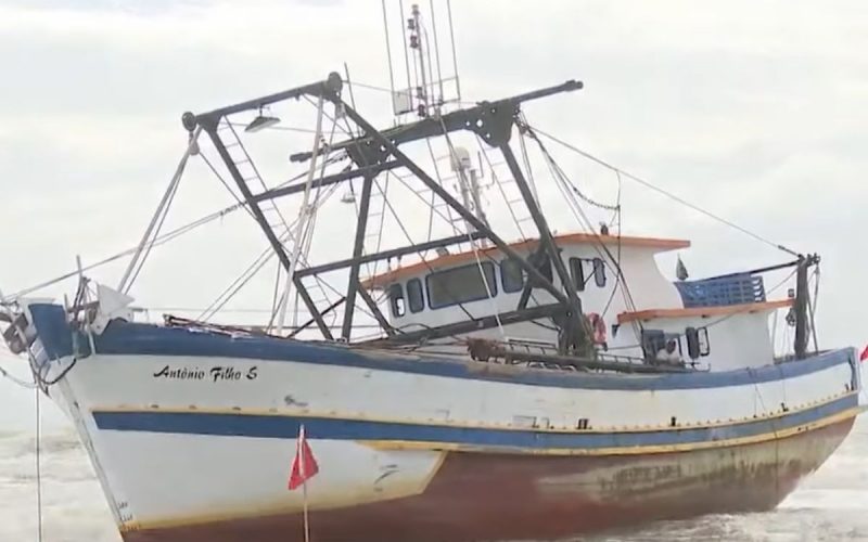 Barco Antônio Filho S, encalhado na Praia Central de Navegantes