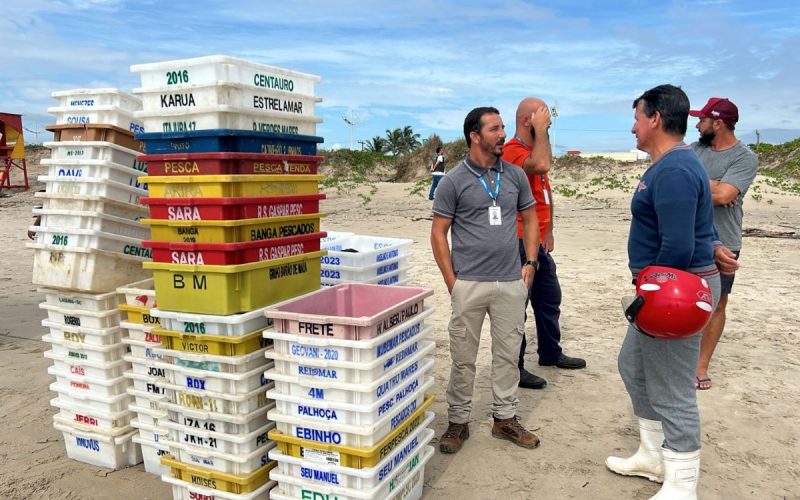 Equipe da Secretaria de Meio Ambiente, Agricultura e Pesca em operação para remover barco encalhado em Navegantes