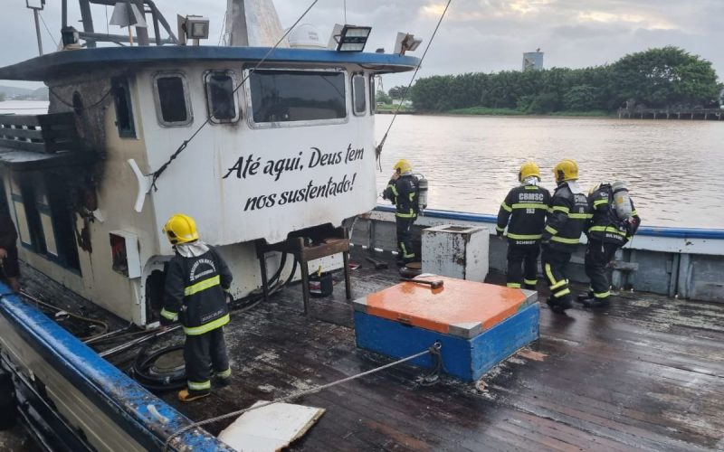 Barco que foi destruído por incêndio em Navegantes