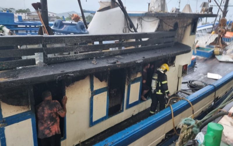 Barco que foi destruído por incêndio em Navegantes