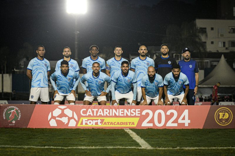 Jogadores do Barra perfilados em campo