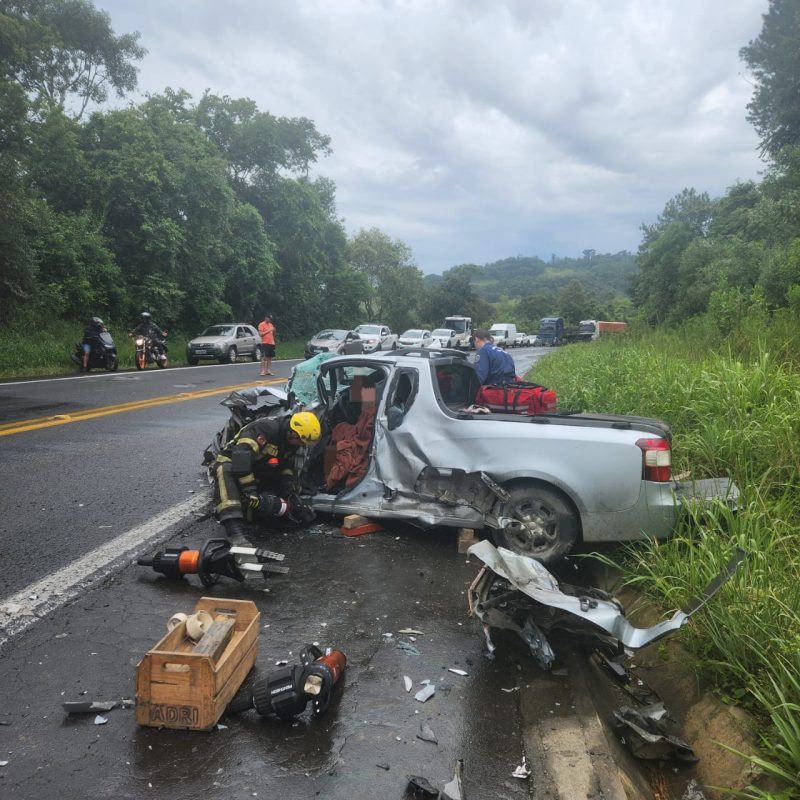 Colisão frontral entre dois veículos foi registrada no início da tarde desta terça-feira (2), no bairro Figueira 