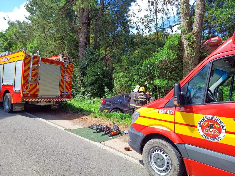 Batida aconteceu na tarde desta segunda-feira (1°), em Pouso Redondo; vítima foi encontrada sem vida no banco do carona