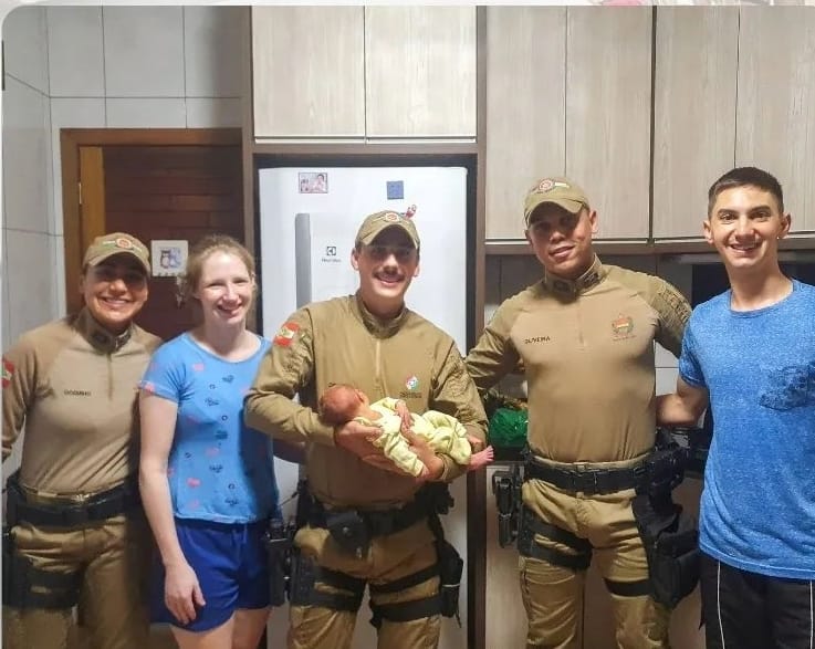 Bebê engasgado foi salvo por policiais