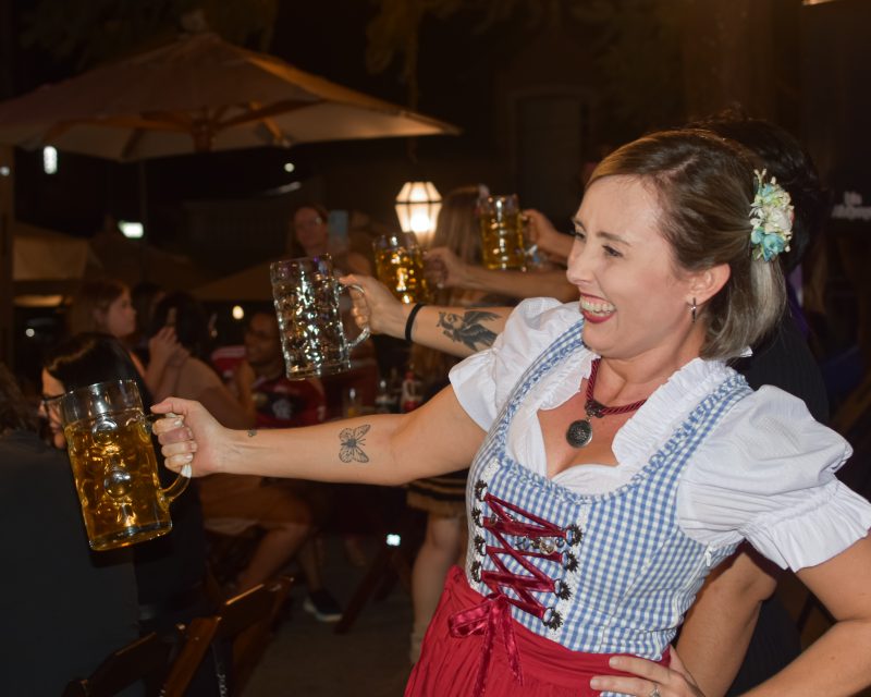 Competições como "halterocopismo" e jogo das argolas tornam a experiência no restaurante ainda mais interessante 