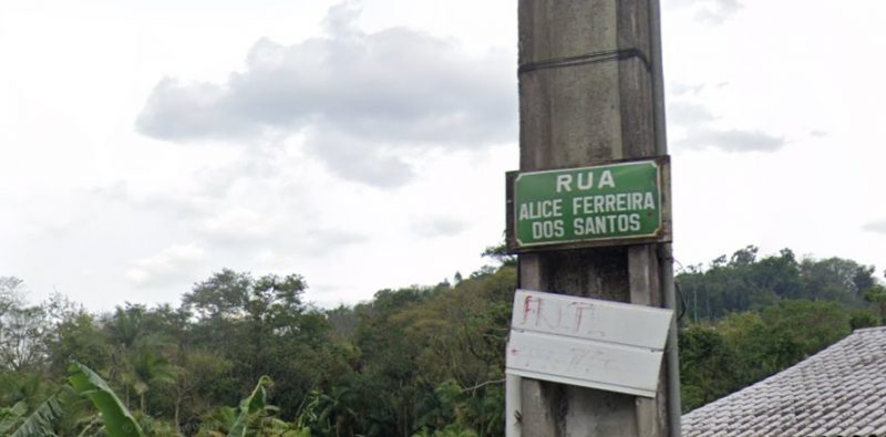 Suspeito acabou roubando outro carro na madrugada de sábado (6) em rua conhecida da região Norte de Blumenau - Foto: Google Street View/Divulgação/ND