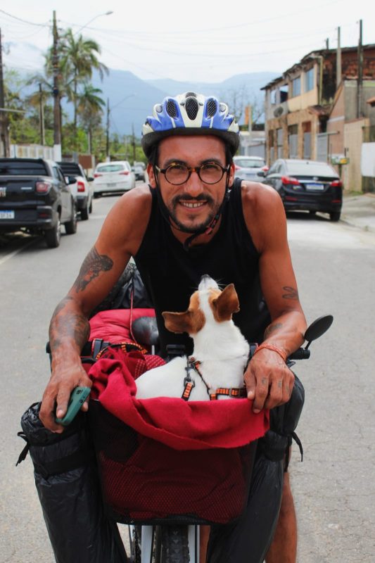 Jefferson Delgado, de 38 anos, decidiu explorar o Brasil com Toddynha, cachorrinha que se mostrou apaixonada por viagens e aventuras 