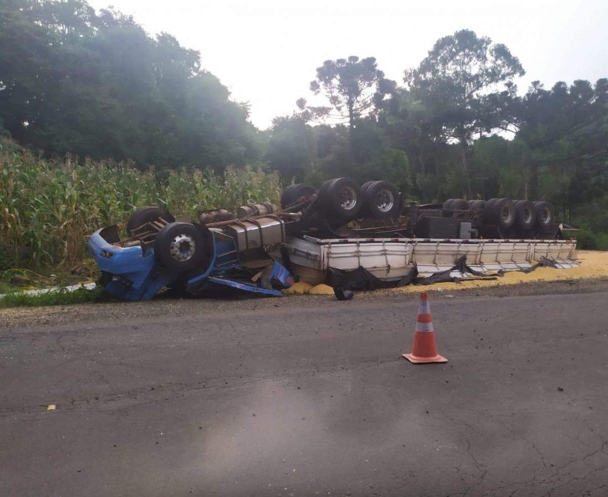 Pedestres Ficam Feridos Após Caminhão Capotar Na SC-355