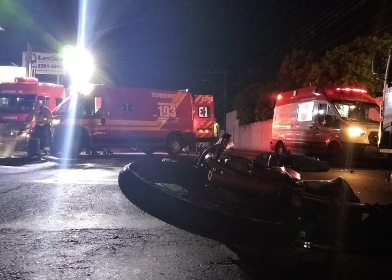 Um motociclista morreu e outro ficou em estado grave.